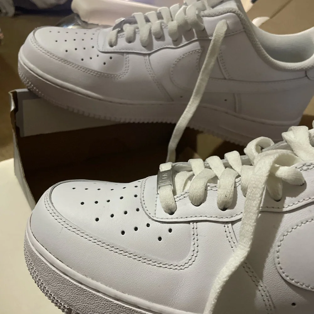 AIR FORCES - Picture 5 of 7
